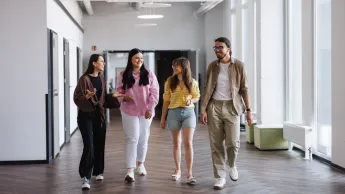 Automatyzacja i robotyzacja procesów | Studia I stopnia we Wrocławiu | Uniwersytet WSB Merito we Wrocławiu: studenci idący korytarzem
