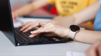 AI w grafice komputerowej i technologiach multimedialnych | Studia I stopnia we Wrocławiu | Uniwersytet WSB Merito we Wrocławiu: studentka pisząca na laptopie