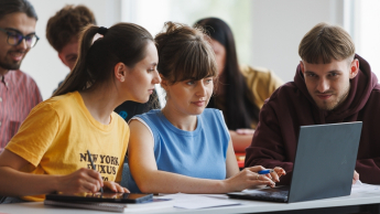 Programista aplikacji w chmurze z wykorzystaniem AI | Studia I stopnia we Wrocławiu | Uniwersytet WSB Merito we Wrocławiu: studenci pracujący nad projektem grupowym