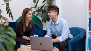 Programista Front-End z Angular | Uniwersytet WSB Merito we Wrocławiu: studenci pracujący nad projektem grupowym