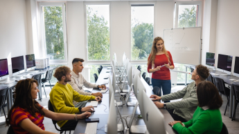 Projektowanie gier komputerowych | Studia podyplomowe we Wrocławiu | Uniwersytet WSB Merito we Wrocławiu: studenci podczas zajęć w pracowni komputerowej apple imac