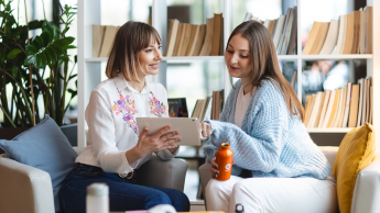 Zakupy w biznesie | Uniwersytet WSB Merito we Wrocławiu: studentki przeglądające notatki