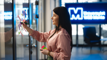 Zintegrowany system informatyczny SAP ERP | Studia podyplomowe we Wrocławiu | Uniwersytet WSB Merito we Wrocławiu: uczestniczka studiów podyplomowych sporządzająca fiszki