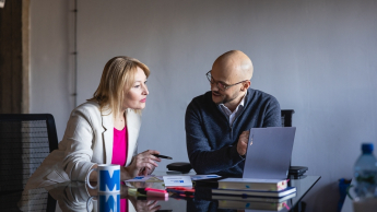 Zastosowanie AI w biznesie dla menedżerów | Studia podyplomowe we Wrocławiu | Uniwersytet WSB Merito we Wrocławiu: uczestnicy studiów podyplomowych pracujący nad wspólnym projektem