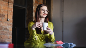 uczestniczka studiów podyplomowych pijąca kawę