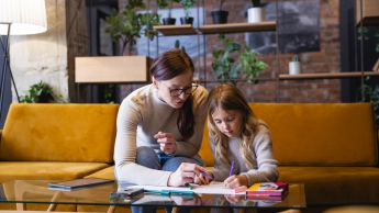 Psychosomatyka dzieci i młodzieży | Studia podyplomowe we Wrocławiu | Uniwersytet WSB Merito we Wrocławiu: uczestniczka studiów podyplomowych wykonująca ćwiczenia z dzieckiem