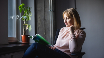 Akademia przywództwa kobiet | Studia podyplomowe we Wrocławiu | Uniwersytet WSB Merito we Wrocławiu: uczestniczka studiów podyplomowych czytająca książkę