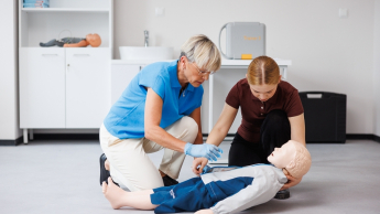 Bezpieczeństwo państwa i służby mundurowe | Uniwersytet WSB Merito we Wrocławiu: studentka podczas zajęć z pierwszej pomocy