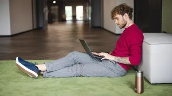 AI: prawo i etyka | Studia podyplomowe we Wrocławiu | Uniwersytet WSB Merito we Wrocławiu: student pracujący na laptopie