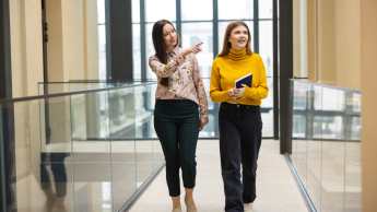 Wyniki wyszukiwania | Uniwersytet WSB Merito we Wrocławiu: studentki idące korytarzem