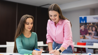 Fintech - innowacje technologiczne na rynku finansowym | Uniwersytet WSB Merito we Wrocławiu: studenci pracujący nad wspólnym projektem 