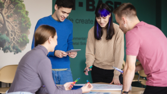 Menedżer logistyki – studia 3-semestralne | Studia I stopnia we Wrocławiu | Uniwersytet WSB Merito we Wrocławiu: Grupa pracuje nad projektem