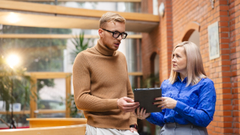 Bankowość cyfrowa | Uniwersytet WSB Merito we Wrocławiu: studenci rozmawiający na korytarzu