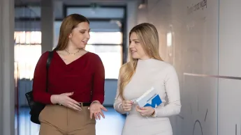 Professional Management dla początkujących | Uniwersytet WSB Merito we Wrocławiu: studentki rozmawiające ze sobą na korytarzu