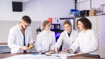 Lean Logistics w inżynierii procesów logistycznych | Studia I stopnia we Wrocławiu | Uniwersytet WSB Merito we Wrocławiu: studenci podczas zajęć w pracowni inżynierskiej