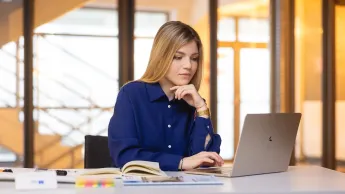 Rachunkowość i finanse dla nieekonomistów | Uniwersytet WSB Merito we Wrocławiu: studentka korzystająca z laptopa