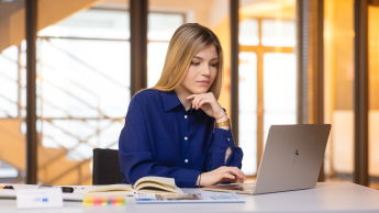 Rachunkowość i finanse dla nieekonomistów | Uniwersytet WSB Merito we Wrocławiu: studentka korzystająca z laptopa
