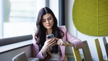 Analityk finansowy | Uniwersytet WSB Merito we Wrocławiu: studentka korzystająca z telefonu
