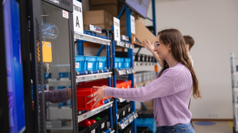studenci podczas zajęć w pracowni inżynierskiej