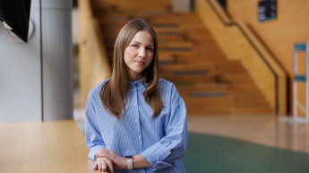 Wyniki wyszukiwania | Uniwersytet WSB Merito we Wrocławiu: studentka pozująca do zdjęcia