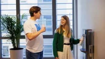 Pentester - specjalista ds. cyberbezpieczeństwa | Uniwersytet WSB Merito we Wrocławiu: studenci rozmawiający przy źródełkach wody pitnej