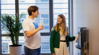 Pentester - specjalista ds. cyberbezpieczeństwa | Uniwersytet WSB Merito we Wrocławiu: studenci rozmawiający przy źródełkach wody pitnej