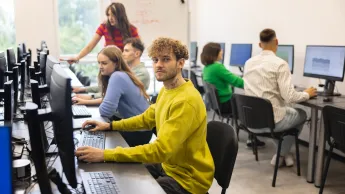 Tester Automatyzujący | Uniwersytet WSB Merito we Wrocławiu: studenci podczas zajęć w pracowni komputerowej