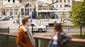 Inżynieria procesów transportowych | Studia I stopnia we Wrocławiu | Uniwersytet WSB Merito we Wrocławiu: studenci obserwujący ruch uliczny