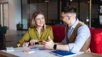 Copywriting sprzedażowy z AI | Studia podyplomowe we Wrocławiu | Uniwersytet WSB Merito we Wrocławiu: uczestnicy studiów podyplomowych pracujący nad wspólnym projektem