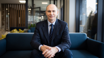 Wystąpienia publiczne i przywództwo w biznesie | Studia podyplomowe we Wrocławiu | Uniwersytet WSB Merito we Wrocławiu: uczestnik studiów podyplomowych pozujący do zdjęcia