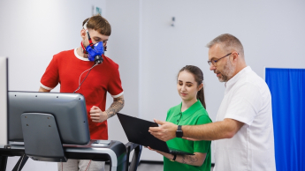 Dietetyka w sporcie i fizjologia wysiłku fizycznego | Studia I stopnia we Wrocławiu | Uniwersytet WSB Merito we Wrocławiu: studenci w pracowni kalorymetrii