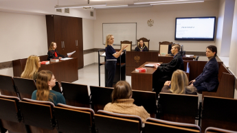 Psychologia sądowa | Studia podyplomowe we Wrocławiu | Uniwersytet WSB Merito we Wrocławiu: studenci podczas zajęć w sali sądowej