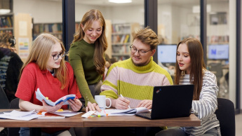 Administracja celno-skarbowa | Studia I stopnia we Wrocławiu | Uniwersytet WSB Merito we Wrocławiu: studenci pracujący nad projektem grupowym
