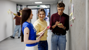 Zarządzanie zmianą w transformacjach | Studia podyplomowe we Wrocławiu | Uniwersytet WSB Merito we Wrocławiu: studenci pracujący nad projektem grupowym