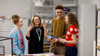 Consumer Neuroscience & Behavioral Design | Studia I stopnia we Wrocławiu | Uniwersytet WSB Merito we Wrocławiu: studenci pracujący nad projektem grupowym