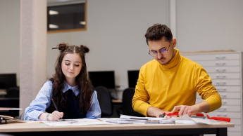 Logistyka obronna i operacyjna | Studia I stopnia we Wrocławiu | Uniwersytet WSB Merito we Wrocławiu: studenci pracujący nad projektem grupowym