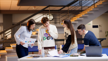 Administracja publiczna | Studia I stopnia we Wrocławiu | Uniwersytet WSB Merito we Wrocławiu: studenci pracujący nad projektem grupowym