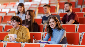 Zarządzanie w administracji publicznej | Studia I stopnia we Wrocławiu | Uniwersytet WSB Merito we Wrocławiu: studenci podczas zajęć na sali wykładowej