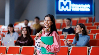 Pedagogika doradztwa i coachingu kariery | Studia I stopnia we Wrocławiu | Uniwersytet WSB Merito we Wrocławiu: studentka trzymająca notes