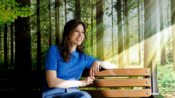 Marketing i innowacje w branży turystycznej | Studia I stopnia we Wrocławiu | Uniwersytet WSB Merito we Wrocławiu: studentka siedząca na ławce