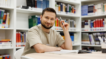 Menedżer procesów transportowych | Studia I stopnia we Wrocławiu | Uniwersytet WSB Merito we Wrocławiu: student uczący się w bibliotece