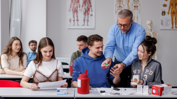 Dietetyka kliniczna i dietoterapia chorób niezakaźnych | Studia I stopnia we Wrocławiu | Uniwersytet WSB Merito we Wrocławiu: studenci w laboratorium anatomii