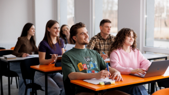 Podatki i doradztwo podatkowe | Studia I stopnia we Wrocławiu | Uniwersytet WSB Merito we Wrocławiu: studenci podczas zajęć z finansów i rachunkowowści