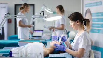 Kosmetologia | Studia I stopnia we Wrocławiu | Uniwersytet WSB Merito we Wrocławiu: studentki na zajęciach w pracowni kosmetologii