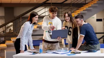Dyplomacja i protokół dyplomatyczny | Studia I stopnia we Wrocławiu | Uniwersytet WSB Merito we Wrocławiu: studenci pracujący nad projektem grupowym