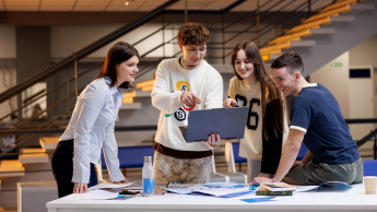 Sztuczna inteligencja w mediach | Studia I stopnia we Wrocławiu | Uniwersytet WSB Merito we Wrocławiu: studenci pracujący nad projektem grupowym