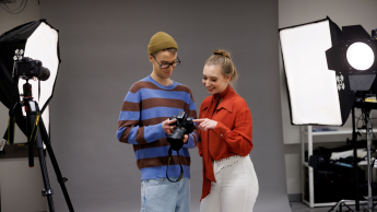 Dziennikarstwo wspierane AI | Studia I stopnia we Wrocławiu | Uniwersytet WSB Merito we Wrocławiu: studenci w pracowni fotograficznej
