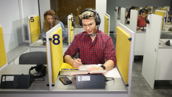 Filologia germańska | Studia I stopnia we Wrocławiu | Uniwersytet WSB Merito we Wrocławiu: Wrocław - filologia germańska - student w pracowni tłumaczeń