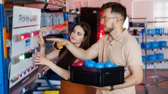 Logistyka | Studia II stopnia ze studiami podyplomowymi we Wrocławiu | Uniwersytet WSB Merito we Wrocławiu: Wrocław - logistyka - studenci logistyki w laboratorium