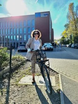 Rowerem na uczelnię? W drogę! | Uniwersytet WSB Merito we Wrocławiu: Katarzyna Kulig-Moskwa na rowerze